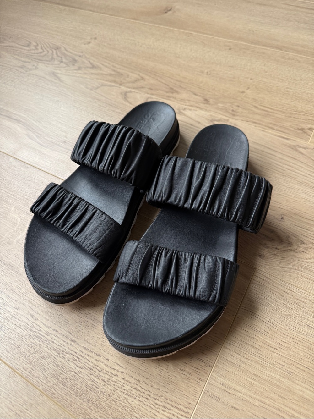 Sorel women’s roaming leather sandals with double ruched straps size 12 - Picture 3 of 8